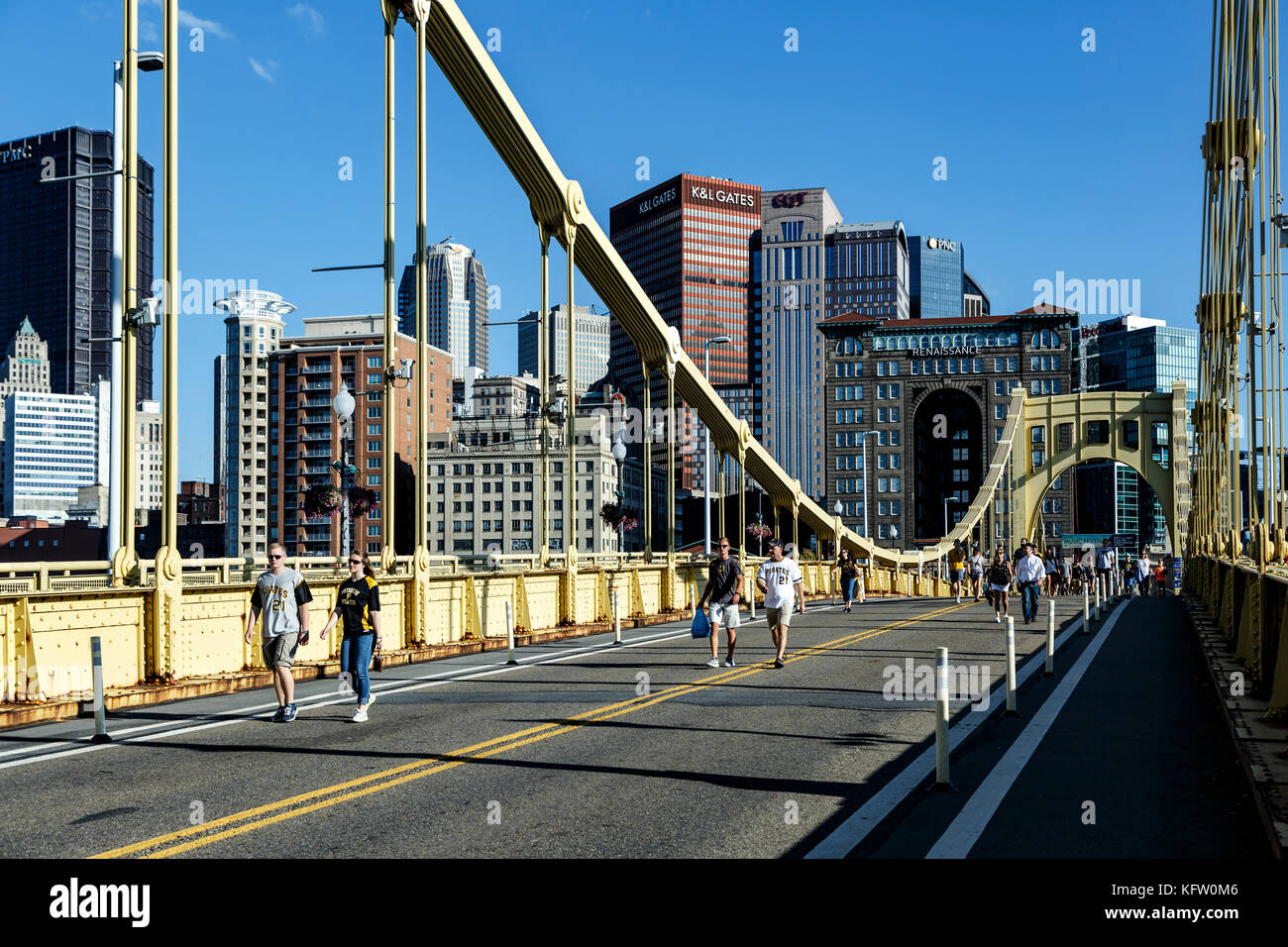 La gente camminare attraverso Roberto Clemente Bridge e lo skyline di Pittsburgh, in Pennsylvania, STATI UNITI D'AMERICA Foto Stock