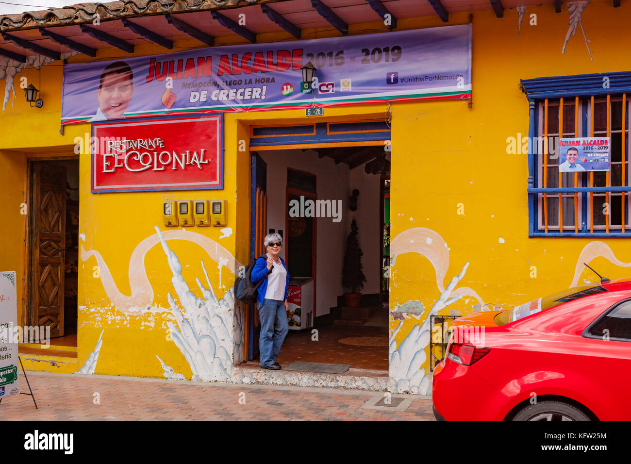 Colombia, Sud America - Vivid Streetside Colors of Colombia, nella città di Nemocón, nel dipartimento di Cundinamarca Foto Stock
