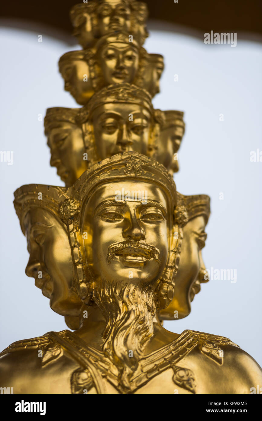 Dettaglio del quattro-guidato Brahma statua al di fuori del gusto della città tailandesi Foto Stock