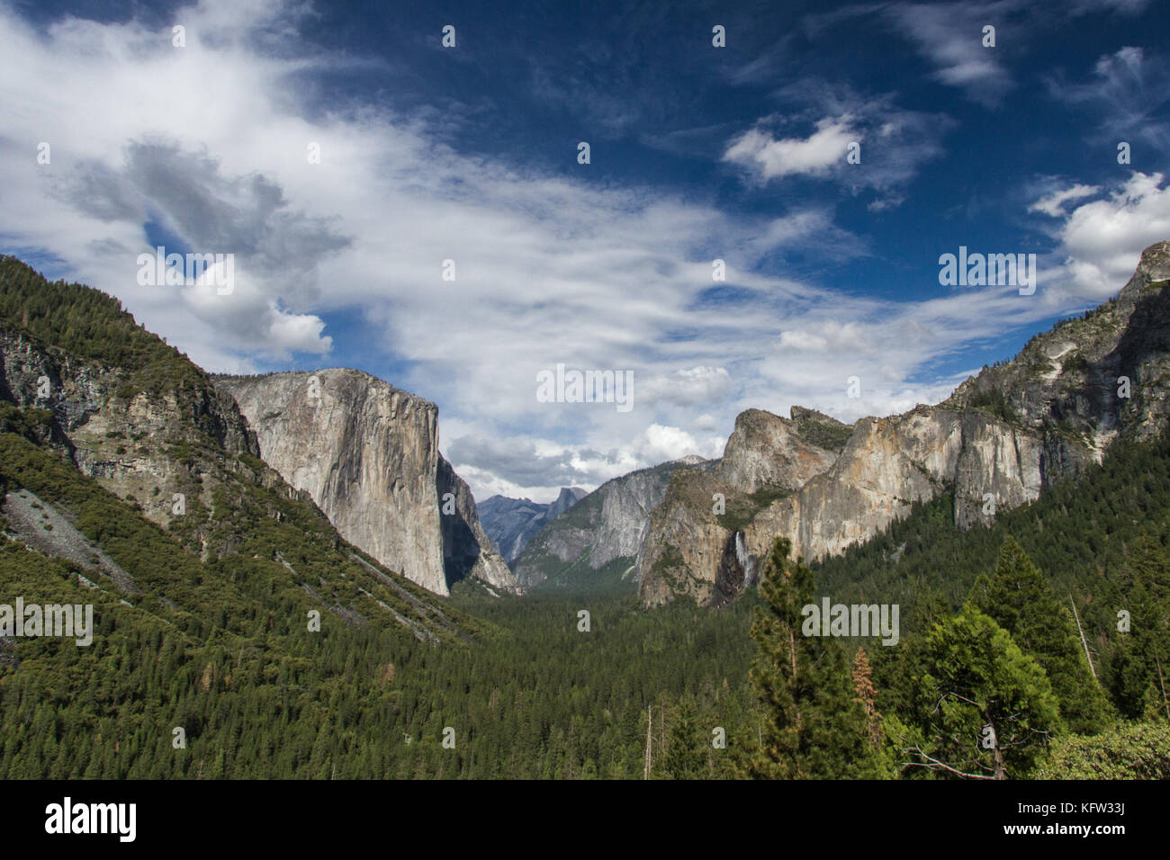 In orizzontale ampia vista della vista di tunnel dotato di El Capitan e Half Dome, al di fuori del tunnel wawona sulla statale 41, del parco nazionale Yosemite, califor Foto Stock