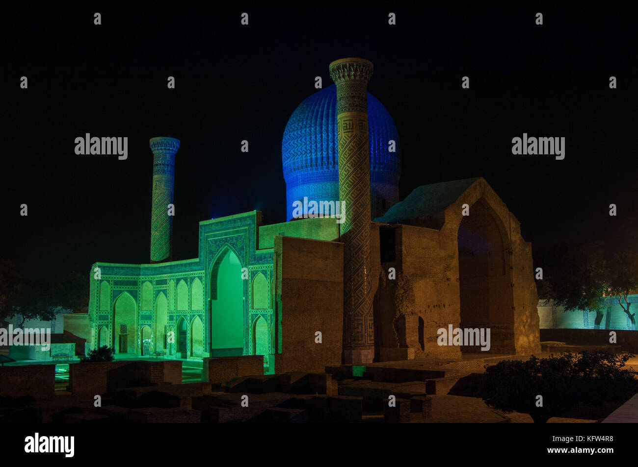 Il mausoleo di Amir Timur (il righello e il conquistatore) nella notte tempo. architettura antica dell Asia centrale Foto Stock