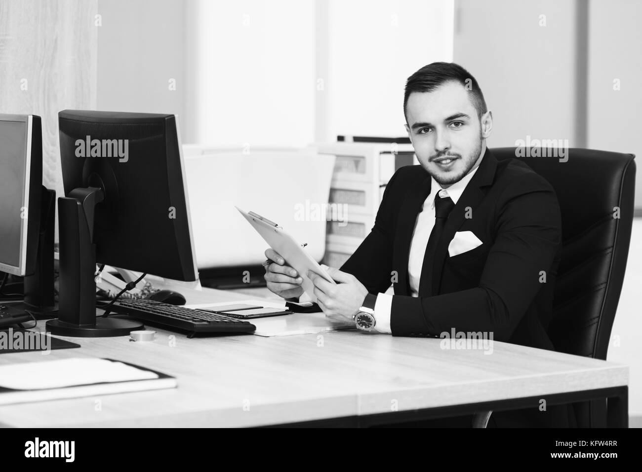 Imprenditore di scrivere una lettera - Note o corrispondenza o la firma di un documento o di un accordo Foto Stock