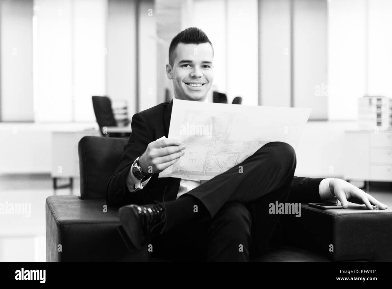 Imprenditore di scrivere una lettera - Note o corrispondenza o la firma di un documento o di un accordo Foto Stock