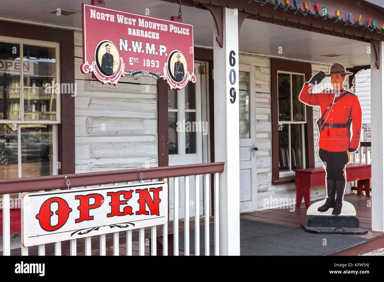 Ingresso esterno della porta del museo delle caserme RCMP d'epoca della polizia montata a nord-ovest. Storica Place Main Street Canmore, Alberta, Canada Foto Stock