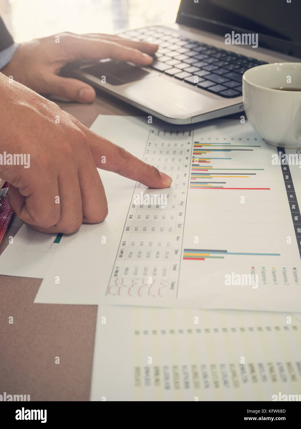 Affari e finanza concetto di ufficio a lavorare, imprenditori per discutere le tendenze di spesa grafico analisi Foto Stock