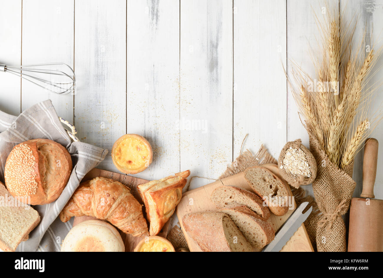 Pane casalingo o bun, croissant e Ingredienti per Pasticceria bianco su uno  sfondo di legno, il cibo a colazione concetto vista superiore e spazio di  copia Foto stock - Alamy
