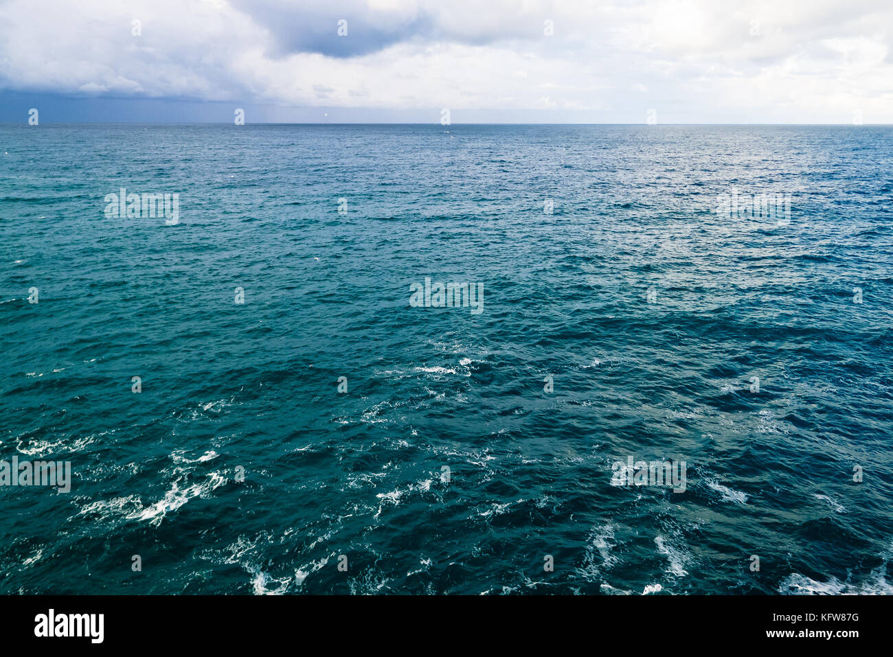 Vista sul Mar Adriatico dalla costa pugliese. Foto Stock