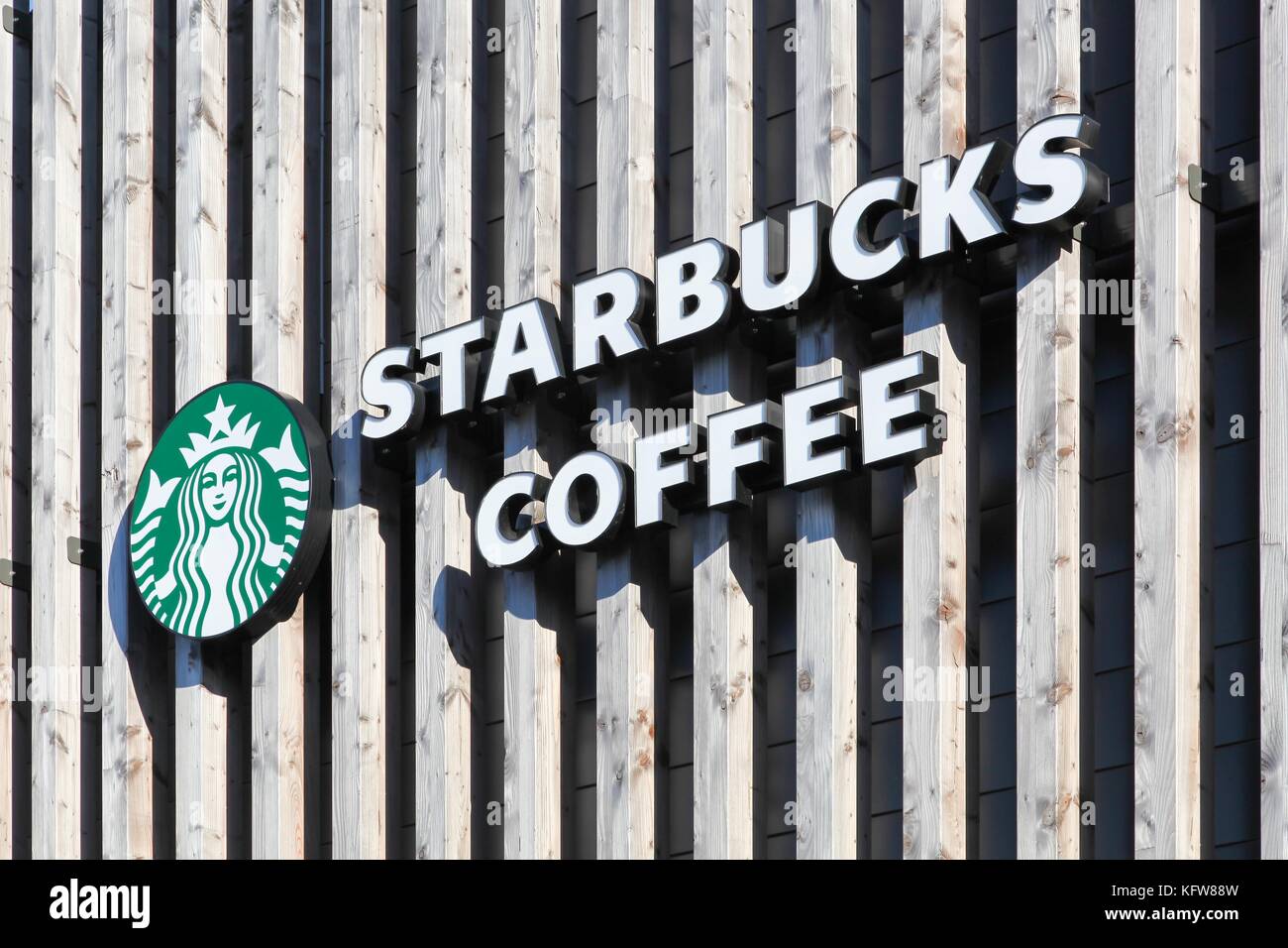 Villefranche, Francia - 15 luglio 2016: starbucks logo su una parete. Starbucks è un american coffee company e catena coffeehouse Foto Stock