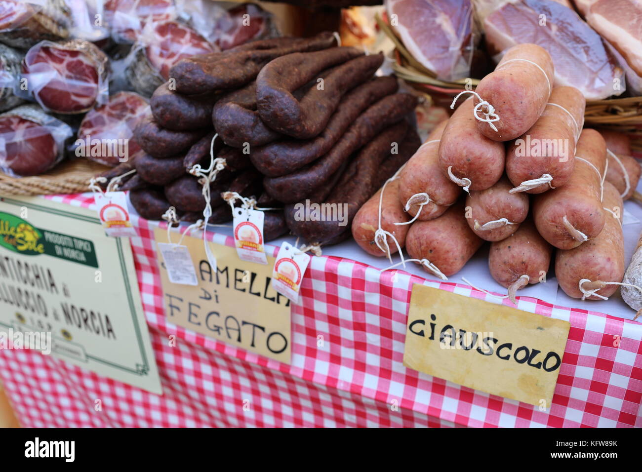 Manziana, Lazio, Italia - 14 ottobre 2017: il famoso salame di Norcia e il prosciutto, tipici dell'Umbria e Marche, come ciauscolo, salame di fegato e il capocollo Foto Stock