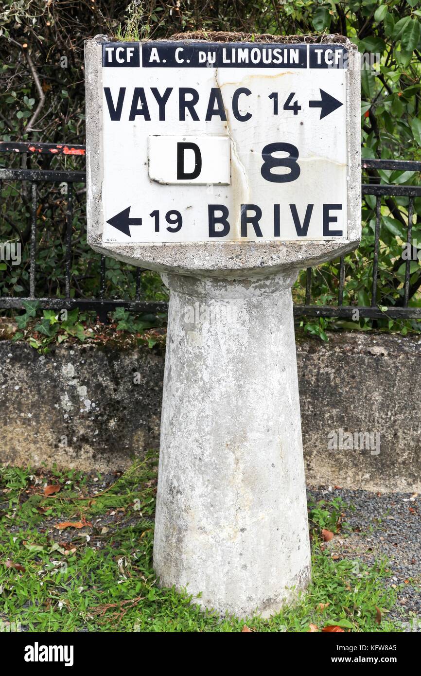 Vecchio cemento pietra miliare nei pressi della città di Brive in Francia Foto Stock