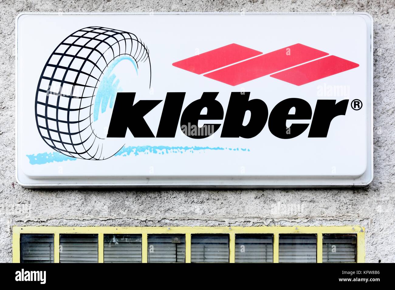 Souillac, Francia - 6 giugno 2017: Logo Kleber su una parete. La società Kleber sarà assorbita nel 1981 dalla Michelin Foto Stock