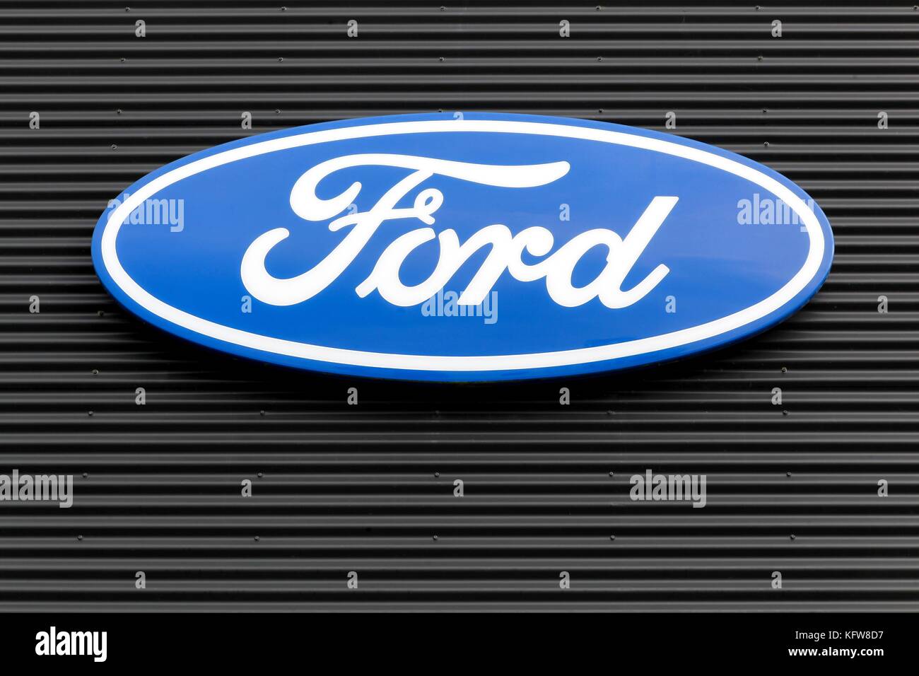 Skanderborg, Danimarca - 21 ottobre 2017: Ford logo su una parete. Ford è una multinazionale americana automobilistico con sede a Dearborn, Michigan, Stati Uniti d'America Foto Stock