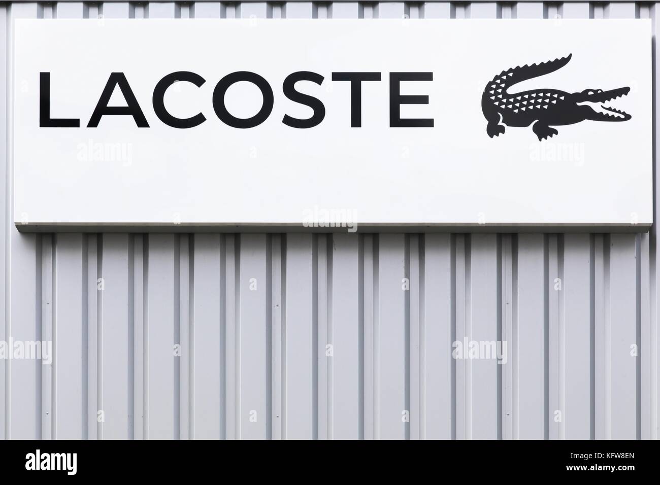 Bremen, Germania - 2 luglio 2, 2017: lacoste logo su una parete. lacoste è un francese di società di abbigliamento, fondata nel 1933 da giocatore di tennis rene lacoste Foto Stock