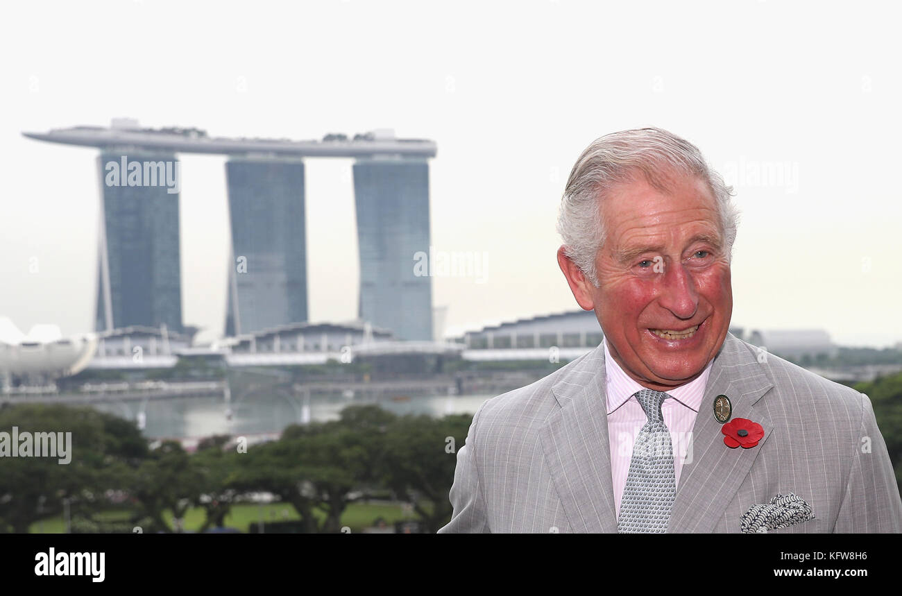 Il Principe del Galles visita la National Gallery Singapore, che sovrintende alla più grande collezione pubblica al mondo di arte di Singapore e del Sud-Est Asiatico a Singapore. Foto Stock