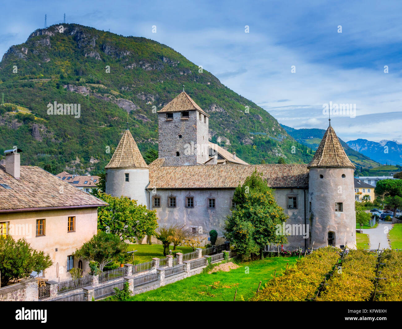 Schloss Castel Mareccio e vigneto, Bolzano, Alto Adige, Italia, Europa Foto Stock