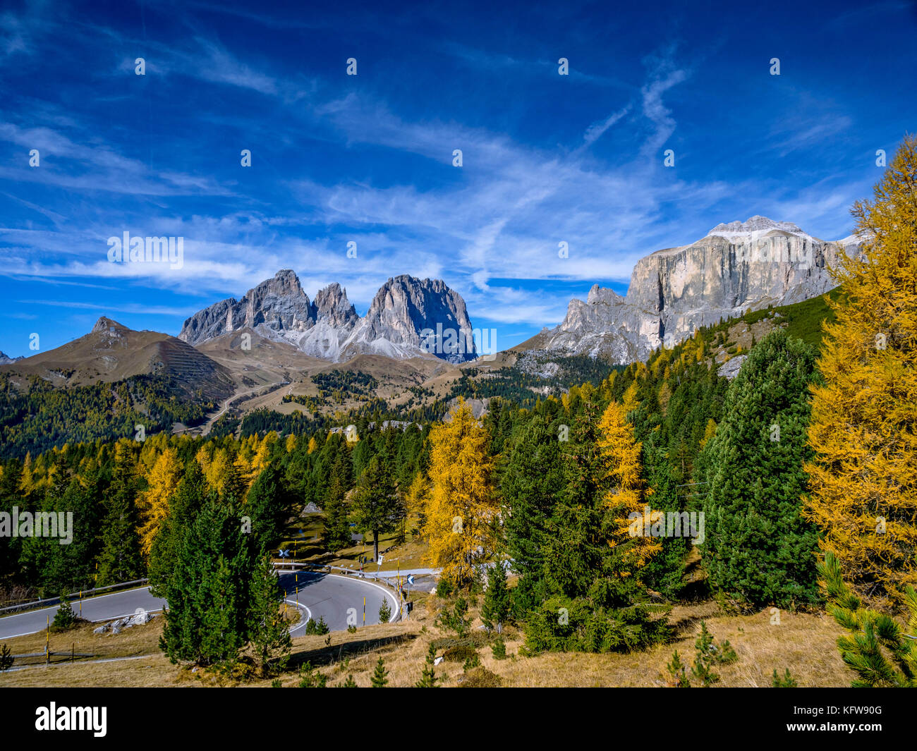 Gruppo del Sasso Lungo, grohmannspitze mountain, sinistra, fuenffingerspitze o cinque dita di picco, centro, Sassolungo montagna, diritto, Passo Pordoi, Dolomiti, alto Foto Stock