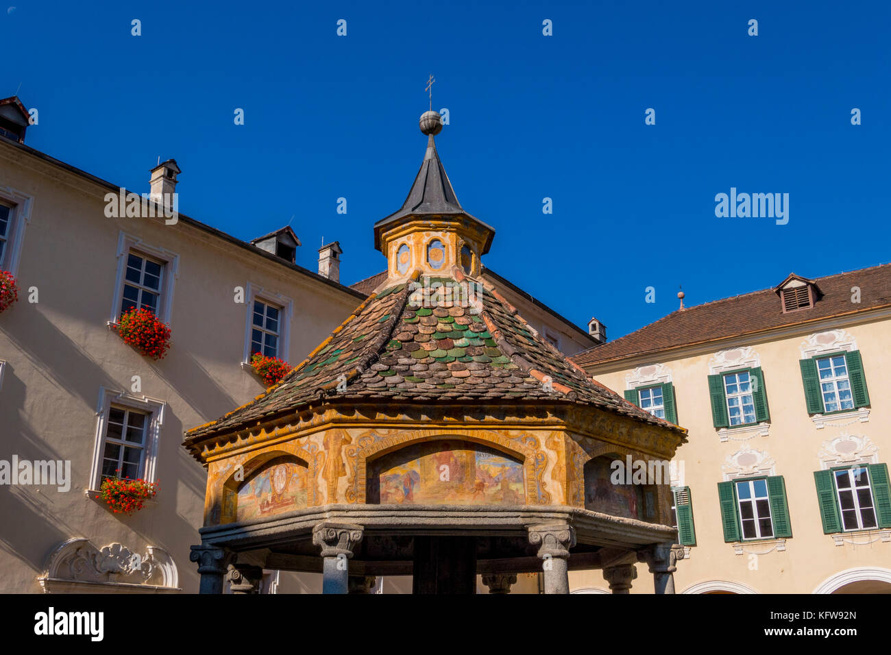 Il cortile e la fontana brunnen der wunder (Fontana delle meraviglie) nell'abbazia di Novacella vicino a Bressanone, Alto Adige, Italia, Europa Foto Stock