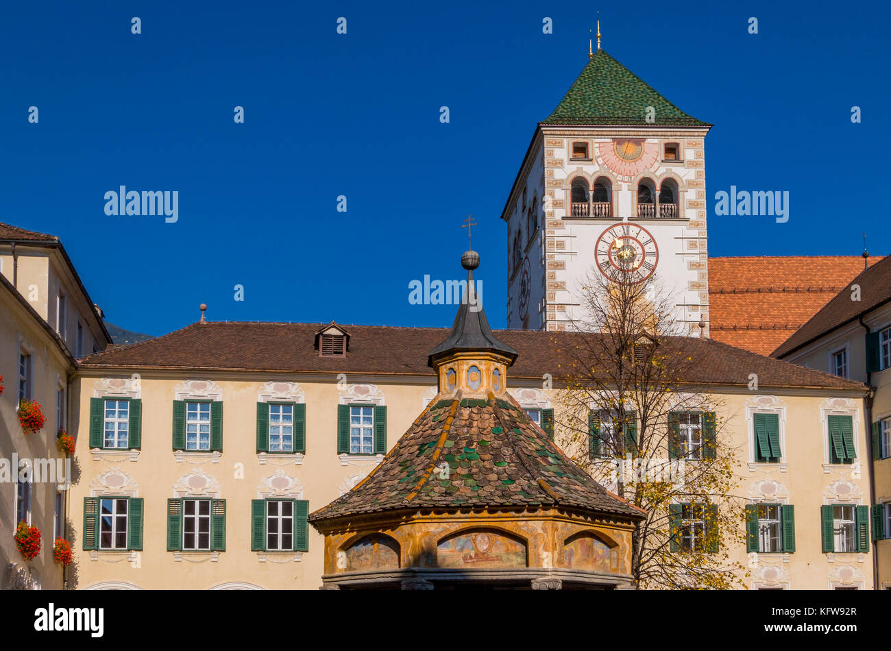 Il cortile e la fontana brunnen der wunder (Fontana delle meraviglie) con chiesa collegiata nella abbazia di Novacella vicino a Bressanone Alto Adige, ita Foto Stock