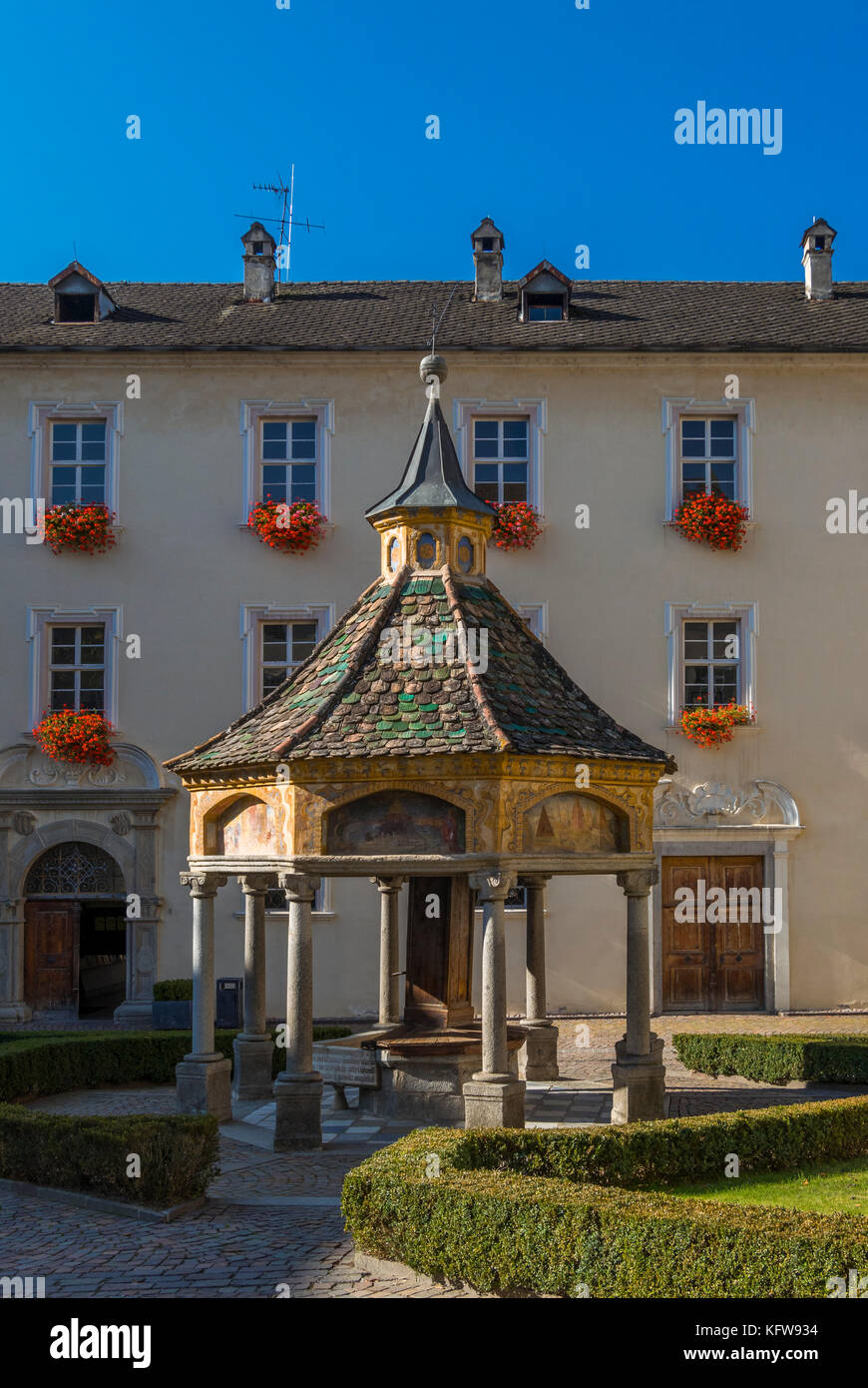 Il cortile e la fontana brunnen der wunder (Fontana delle meraviglie) nell'abbazia di Novacella vicino a Bressanone, Alto Adige, Italia, Europa Foto Stock