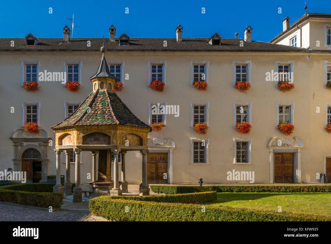 Il cortile e la fontana brunnen der wunder (Fontana delle meraviglie) nell'abbazia di Novacella vicino a Bressanone, Alto Adige, Italia, Europa Foto Stock