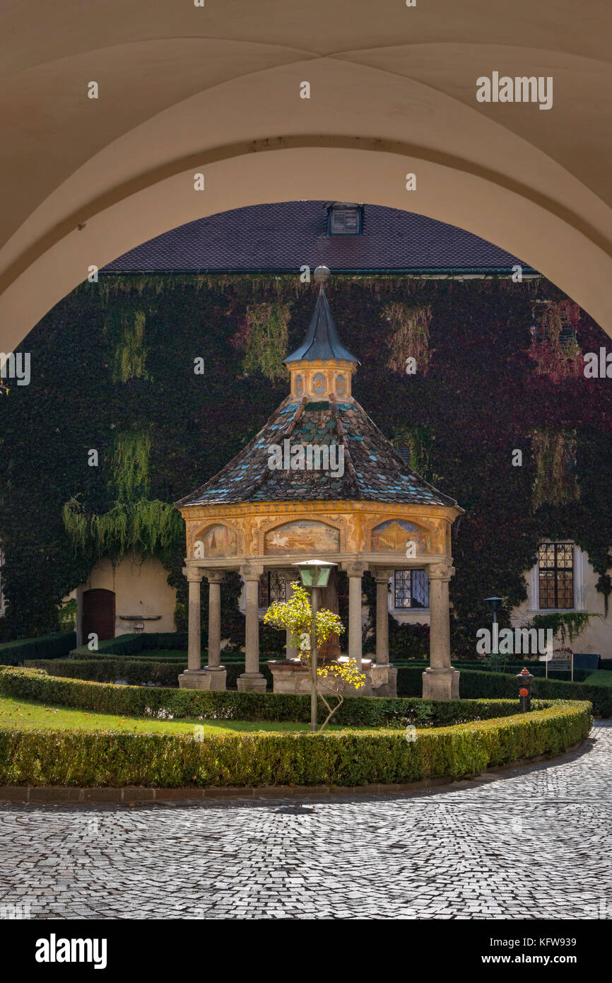 Il cortile e la fontana brunnen der wunder (Fontana delle meraviglie) nell'abbazia di Novacella vicino a Bressanone, Alto Adige, Italia, Europa Foto Stock