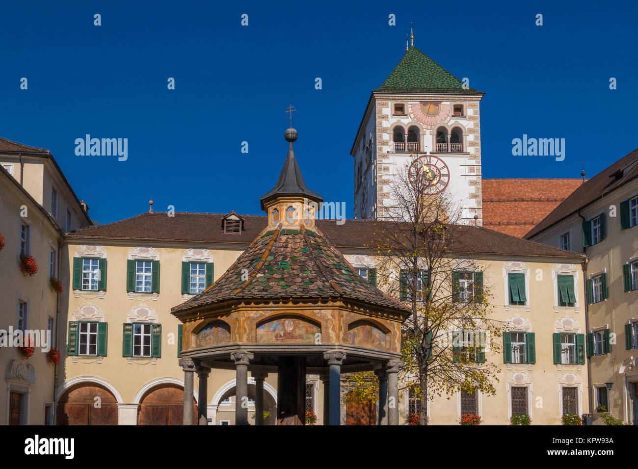 Il cortile e la fontana brunnen der wunder (Fontana delle meraviglie) con chiesa collegiata nella abbazia di Novacella vicino a Bressanone Alto Adige, ita Foto Stock