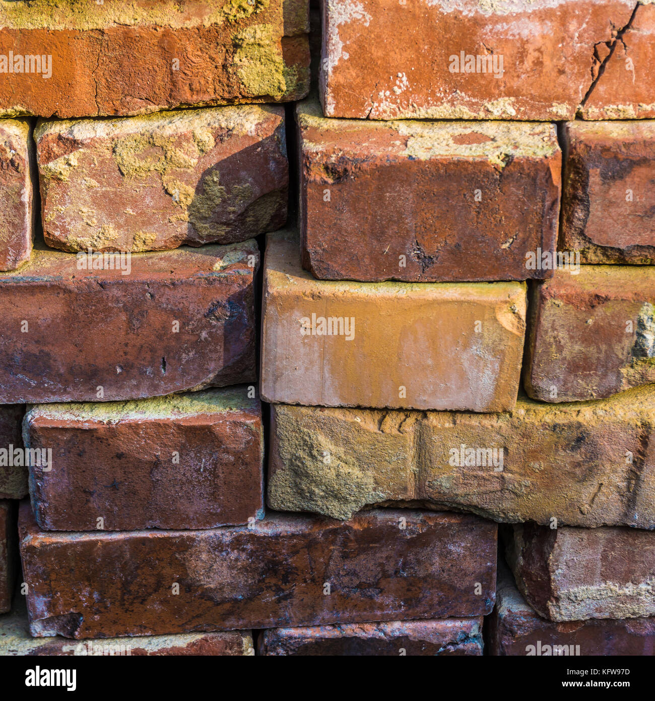 Vecchio rosso dei mattoni impilati con cautela per il successivo riciclaggio, sfondo Foto Stock