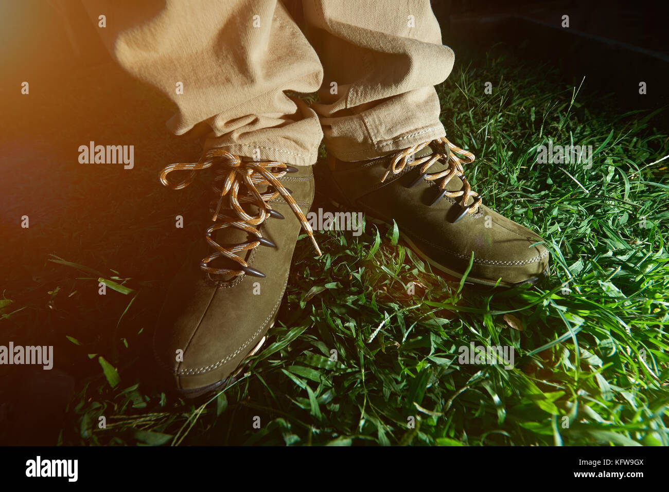Close-up di coppia scarpe da escursionismo stand su erba verde. al di fuori di scarponi Foto Stock