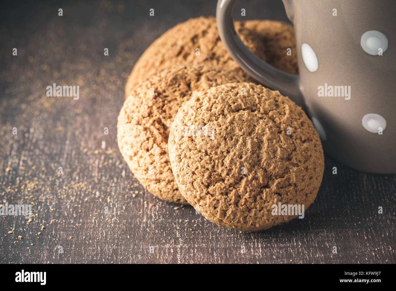 I cookies di avena su marrone in legno rustico sfondo con spazio per il testo Foto Stock