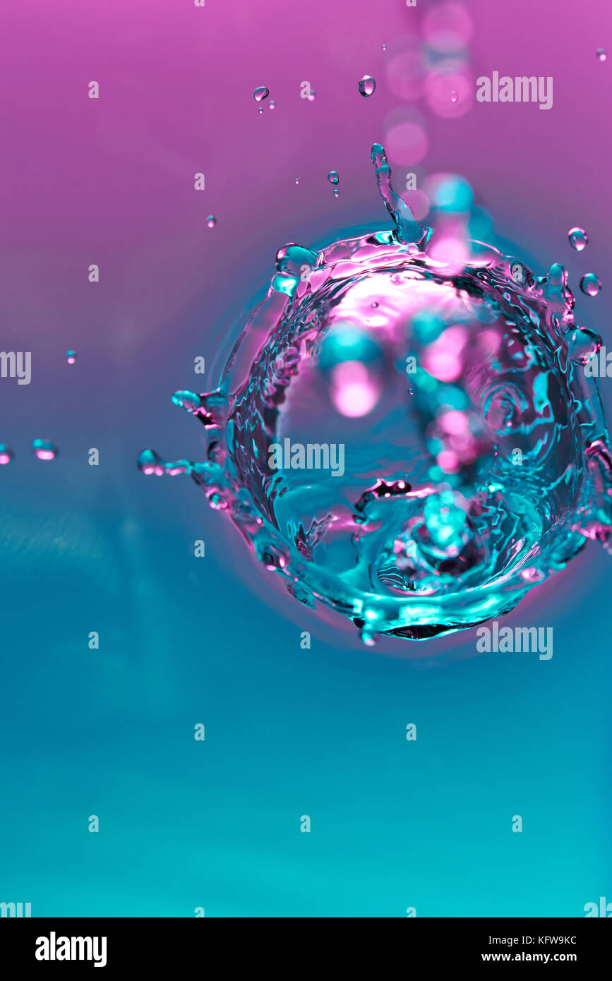 Abstract acqua splash colorati in blu e rosa la superficie di liquido Foto Stock