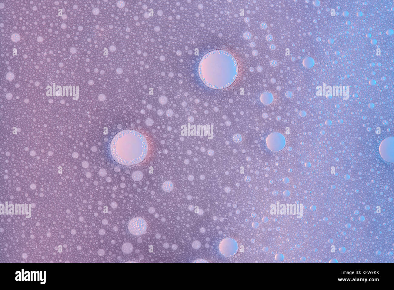 Abstract di bolle di schiuma texture viola sul fondo di acqua Foto Stock