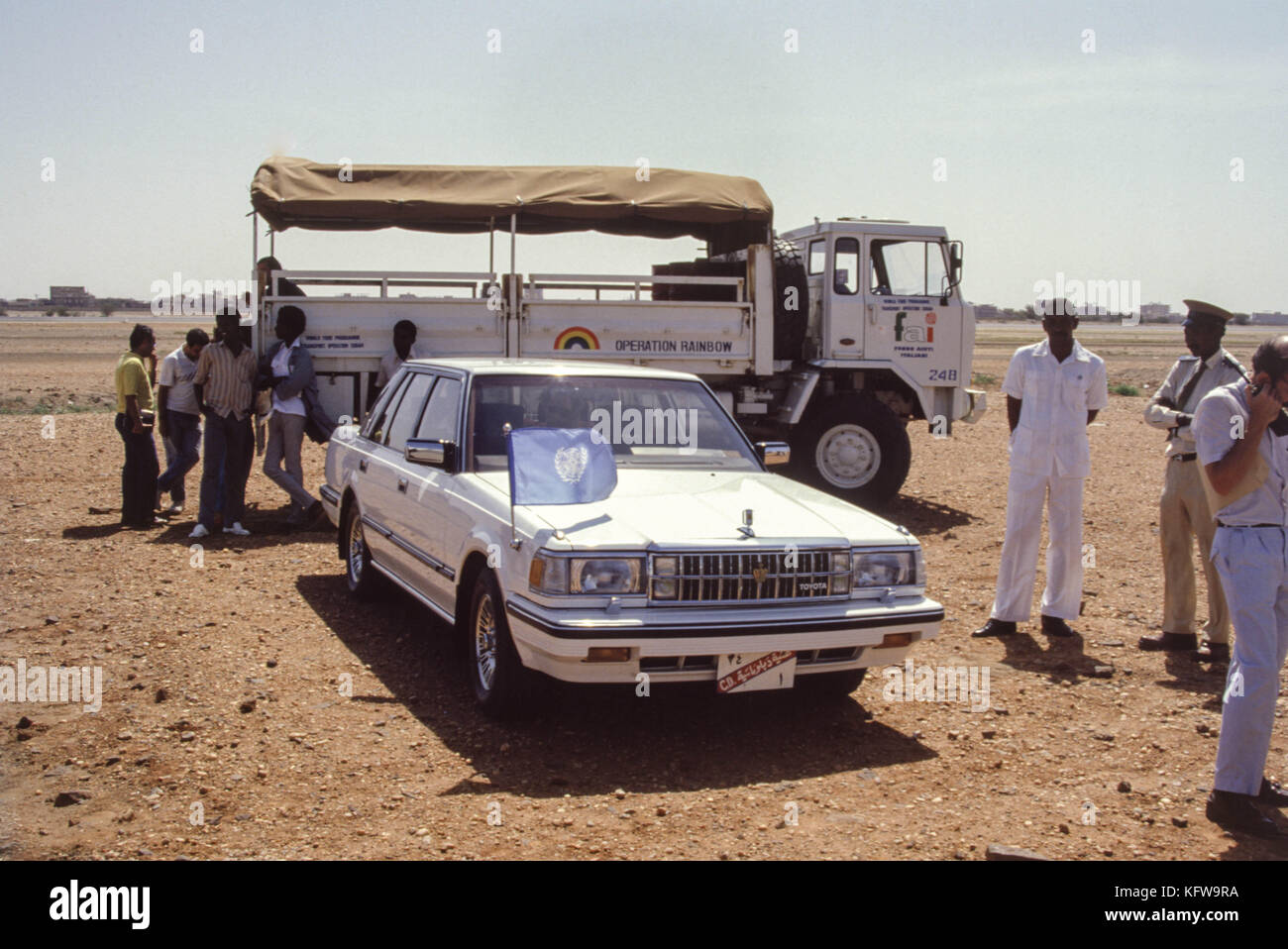 Il governo di Khartoum, Sudan - settembre 1986 - a 1 milione di dollari cibo airlift progetto di solidarietà per le vittime della carestia in devastate dalla guerra nel Sudan meridionale "Operazione Arcobaleno", è legata in nastro rosso a causa di dispute opponendosi a considerazioni di carattere politico tra il governo sudanese e i ribelli-held aree. il chartered C-130 Hercules aeromobile si prepara a consegnare 210 tonnellate di cibo in una settimana con due voli giornalieri a stelo fuori la fame e la malnutrizione, promossa dalle Nazioni Unite, Paesi Bassi, Stati Uniti, Canada, il Fondo delle Nazioni Unite per l'infanzia e il programma alimentare mondiale. staffan d. de mistura (khaki ja Foto Stock