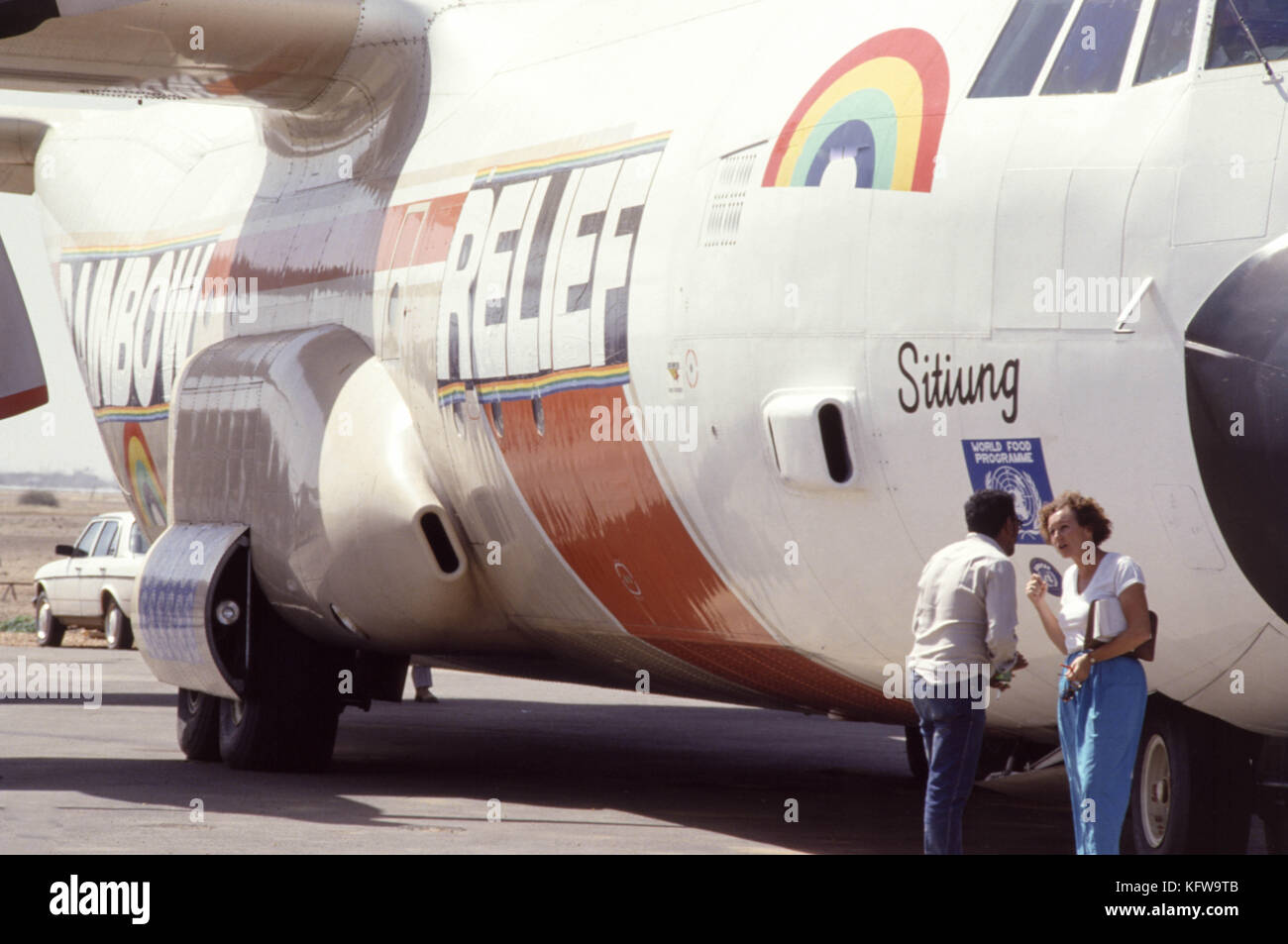 Il governo di Khartoum, Sudan - settembre 1986 - a 1 milione di dollari cibo airlift progetto di solidarietà per le vittime della carestia in devastate dalla guerra nel Sudan meridionale "Operazione Arcobaleno", è legata in nastro rosso a causa di dispute opponendosi a considerazioni di carattere politico tra il governo sudanese e i ribelli-held aree. il chartered C-130 Hercules aeromobile si prepara a consegnare 210 tonnellate di cibo in una settimana con due voli giornalieri a stelo fuori la fame e la malnutrizione, promossa dalle Nazioni Unite, Paesi Bassi, Stati Uniti, Canada, il Fondo delle Nazioni Unite per l'infanzia e il programma alimentare mondiale. staffan d. de mistura (khaki ja Foto Stock