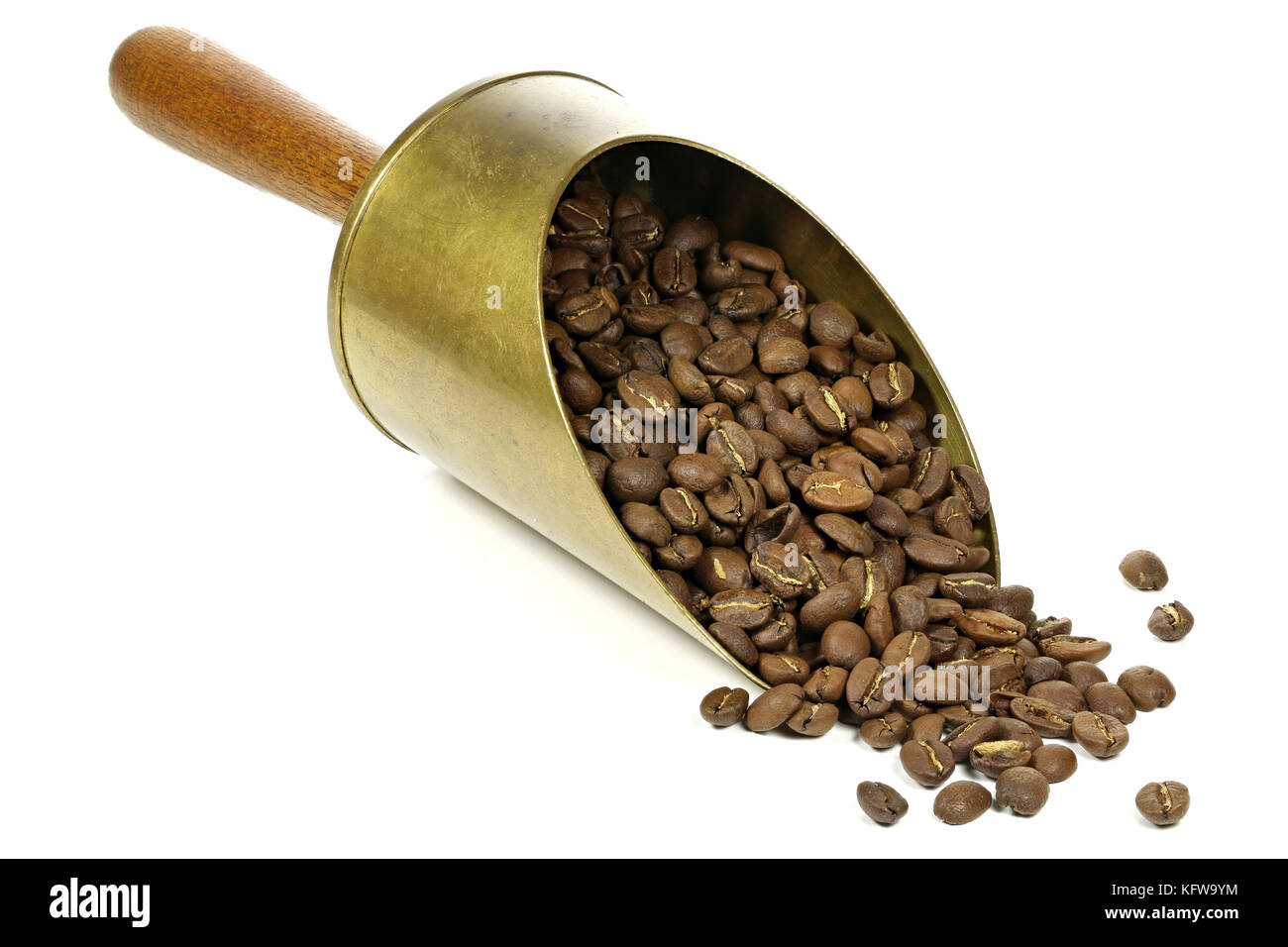 Scoop di ottone con fabbricazione arrosto arabica indonesiano i chicchi di caffè isolato su sfondo bianco Foto Stock
