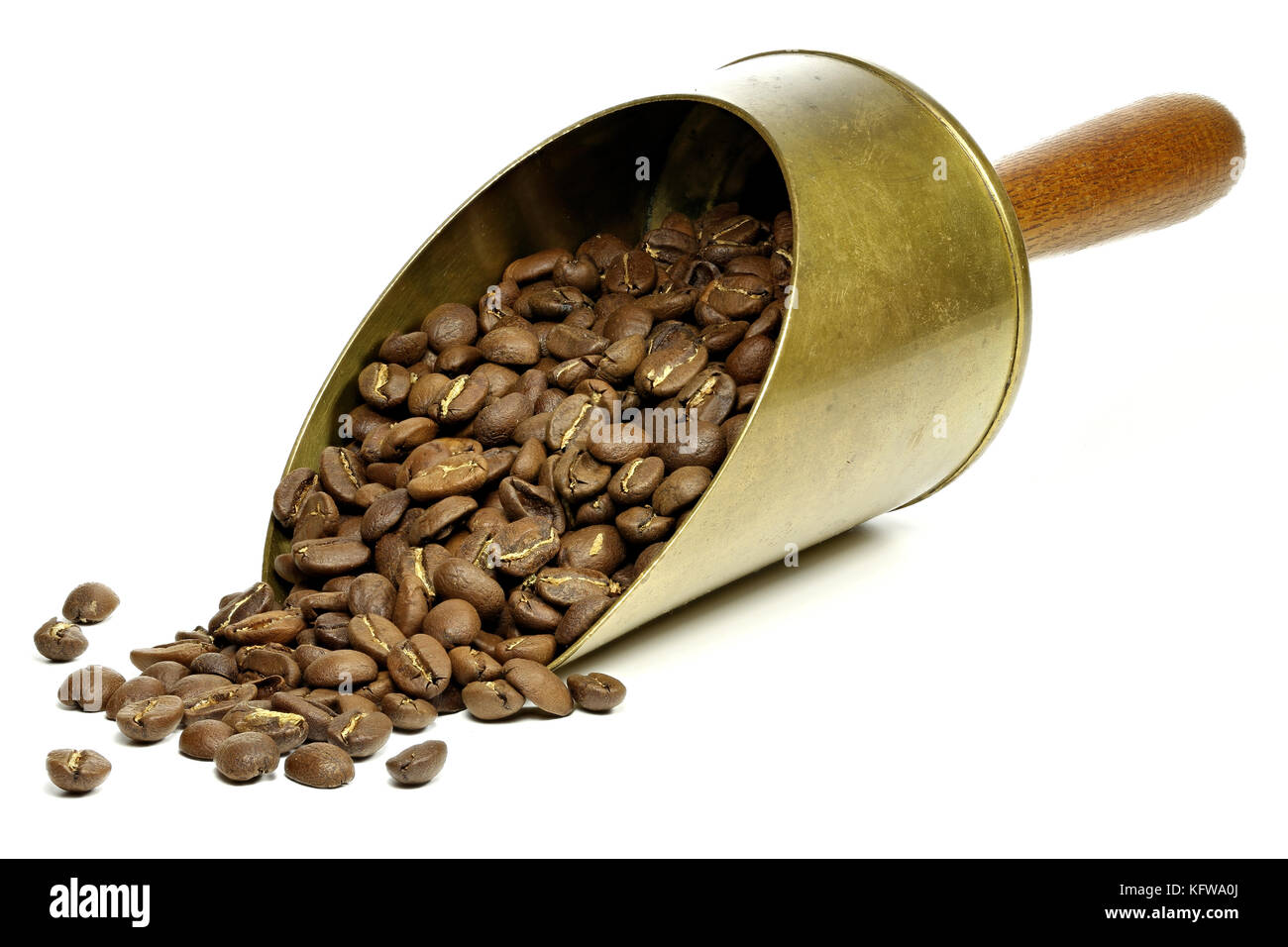Scoop di ottone con fabbricazione arrosto arabica indonesiano i chicchi di caffè isolato su sfondo bianco Foto Stock