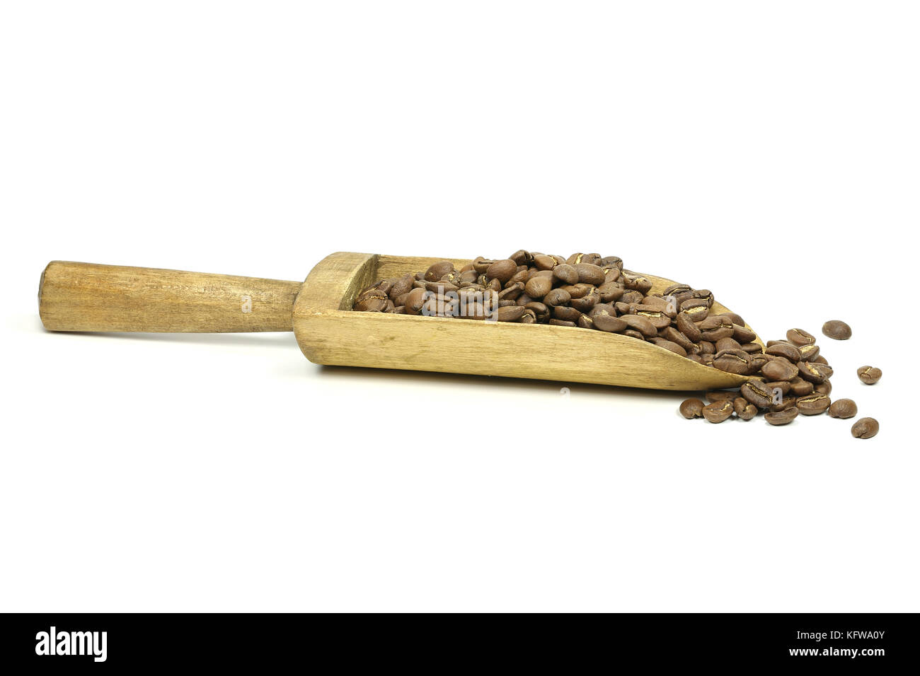 Cucchiaio di legno con fabbricazione arrosto arabica indonesiano i chicchi di caffè isolato su sfondo bianco Foto Stock