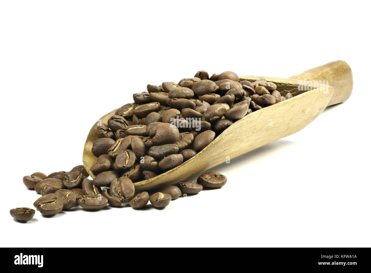 Cucchiaio di legno con fabbricazione arrosto arabica indonesiano i chicchi di caffè isolato su sfondo bianco Foto Stock
