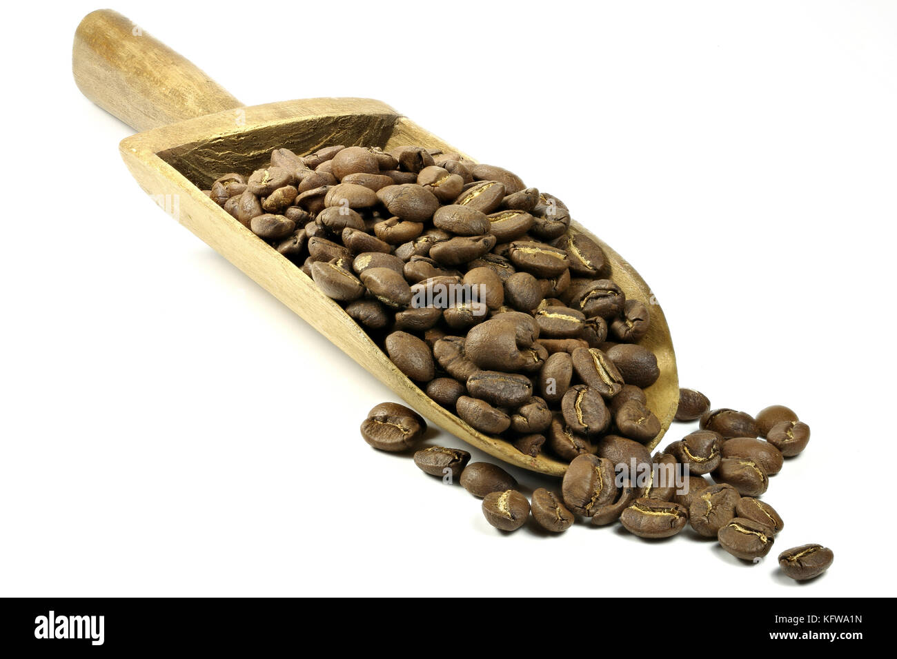 Cucchiaio di legno con fabbricazione arrosto arabica indonesiano i chicchi di caffè isolato su sfondo bianco Foto Stock