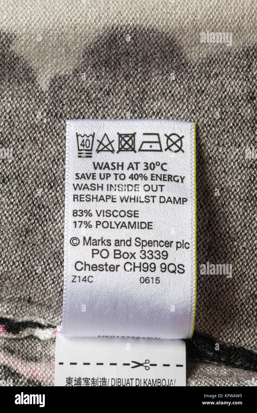 Lavare i simboli di cura e le istruzioni riportate sull'etichetta nella  donna di alto dalla Marks & Spencer 83% viscosa 17% poliammide Foto stock -  Alamy