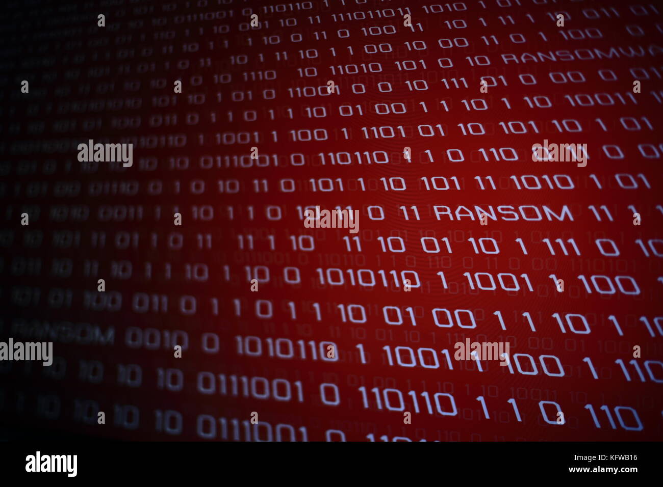 Hacked monitor. ransomware. binario i numeri digitali su schermo rosso con riscatto word sullo schermo. Foto Stock