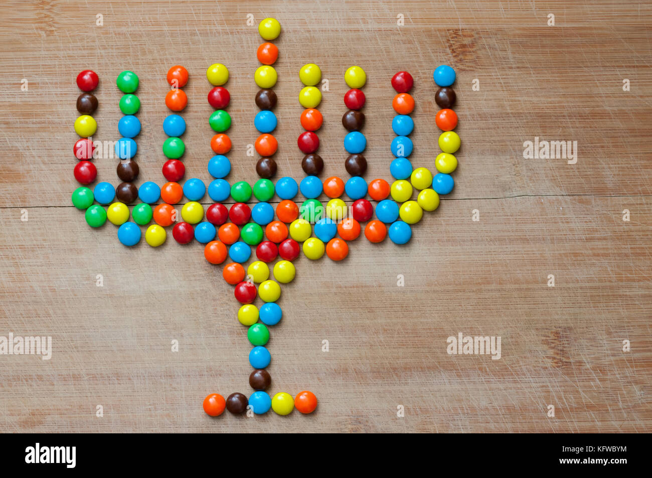 Hanukkah menorah fatto di caramelle colorate Foto Stock