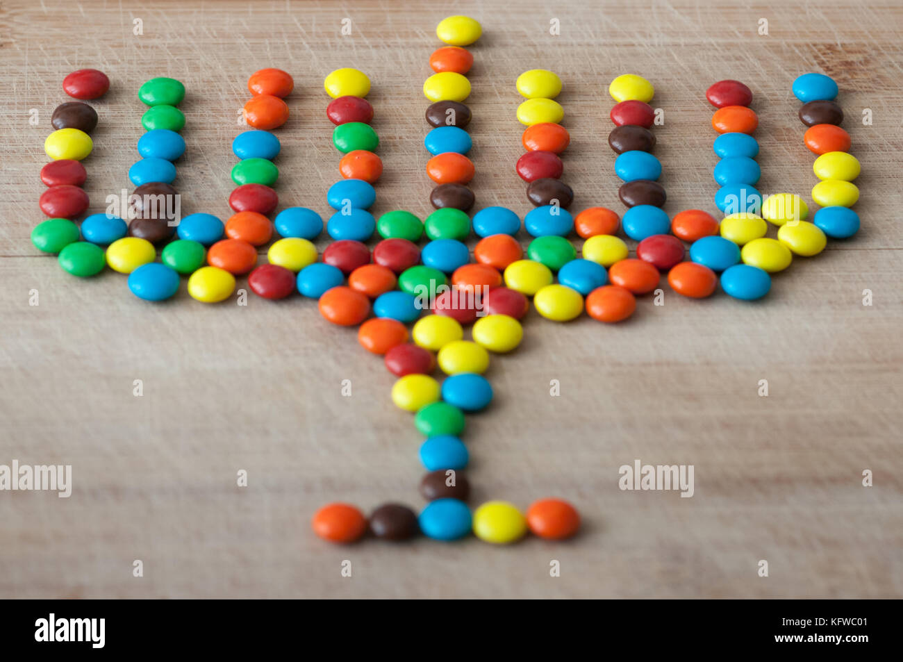 Hanukkah menorah fatto di caramelle colorate Foto Stock