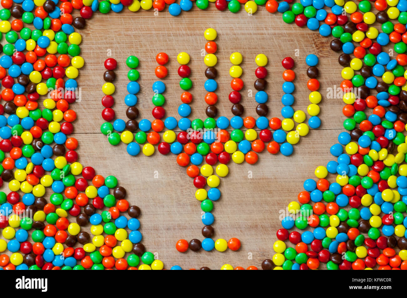 Hanukkah menorah fatto di caramelle colorate Foto Stock