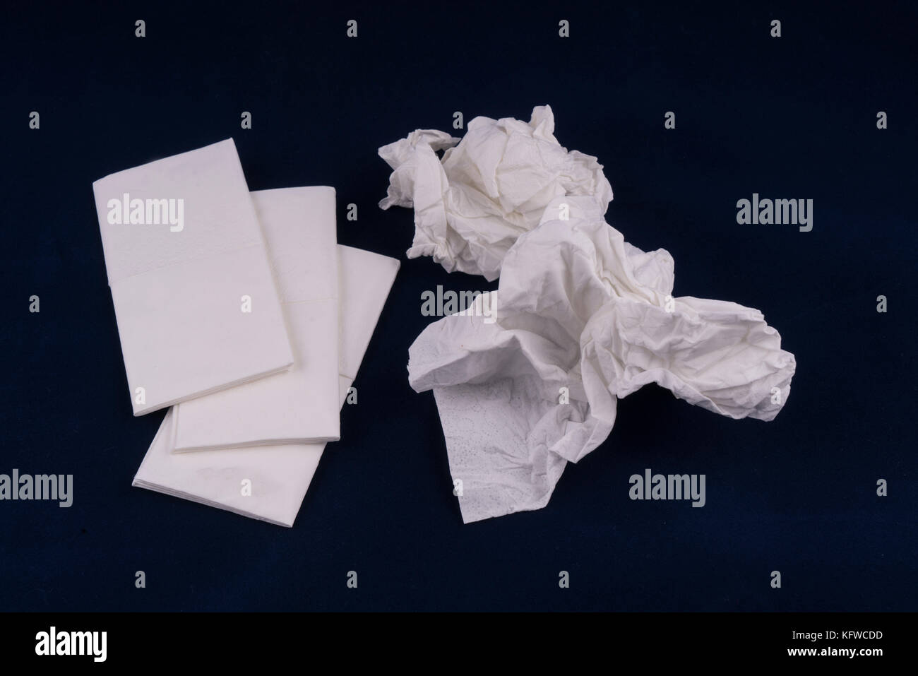 Fazzoletti di carta usati in tavola Foto stock - Alamy