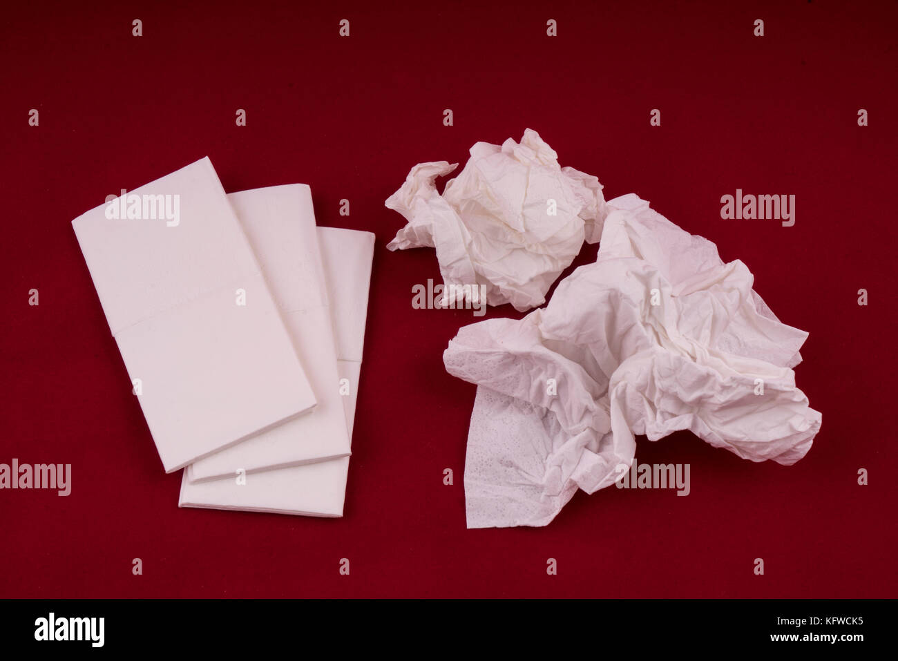 Fazzoletti di carta usati in tavola Foto stock - Alamy