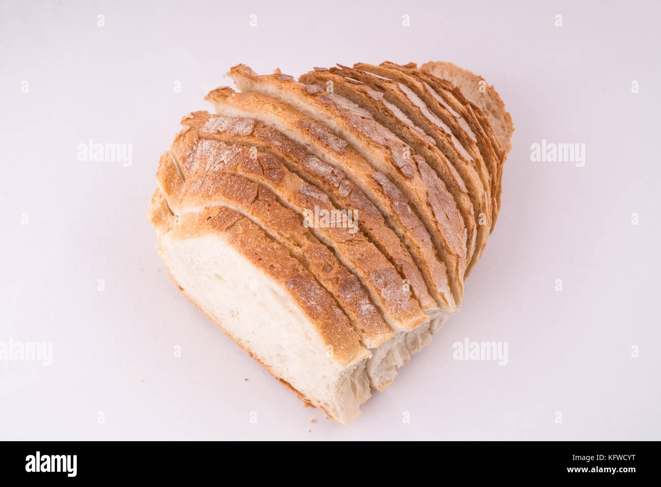 Pane su un tavolo bianco Foto Stock