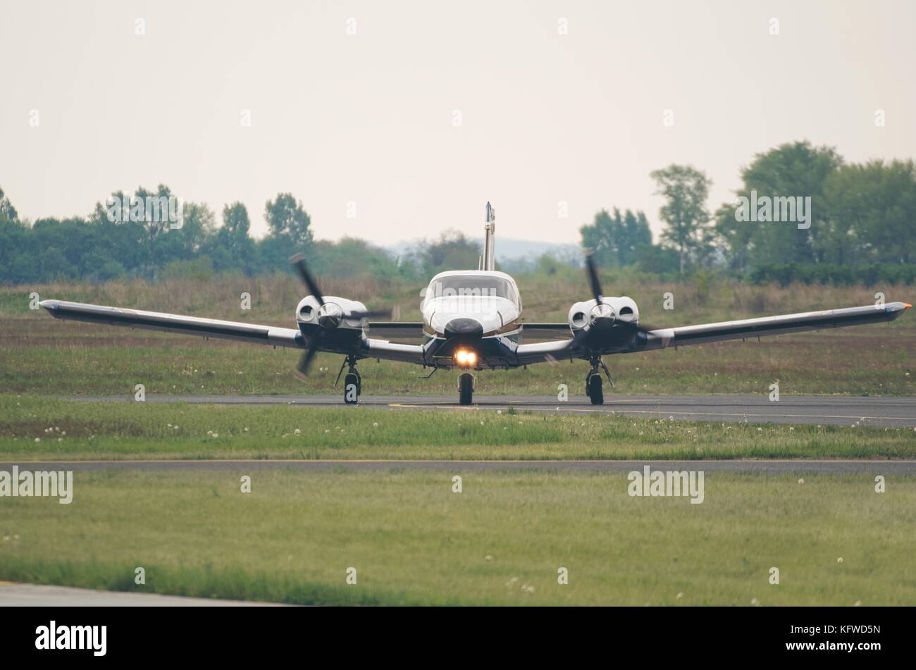 Piccoli aerei di atterraggio con due motore vista frontale Foto Stock