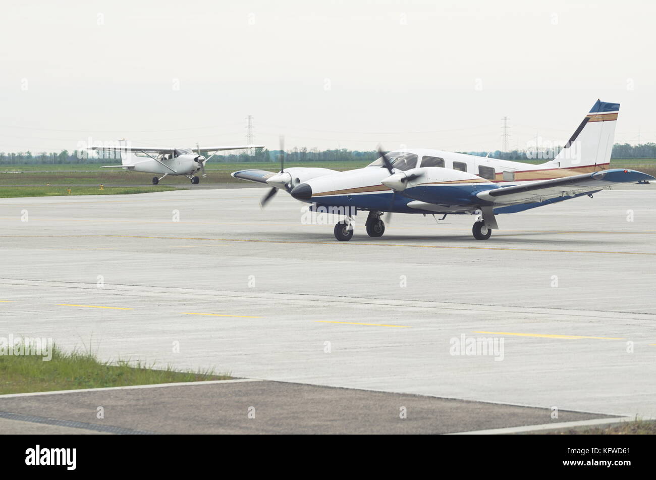 Due piccoli aerei sulla pista prima del decollo Foto Stock