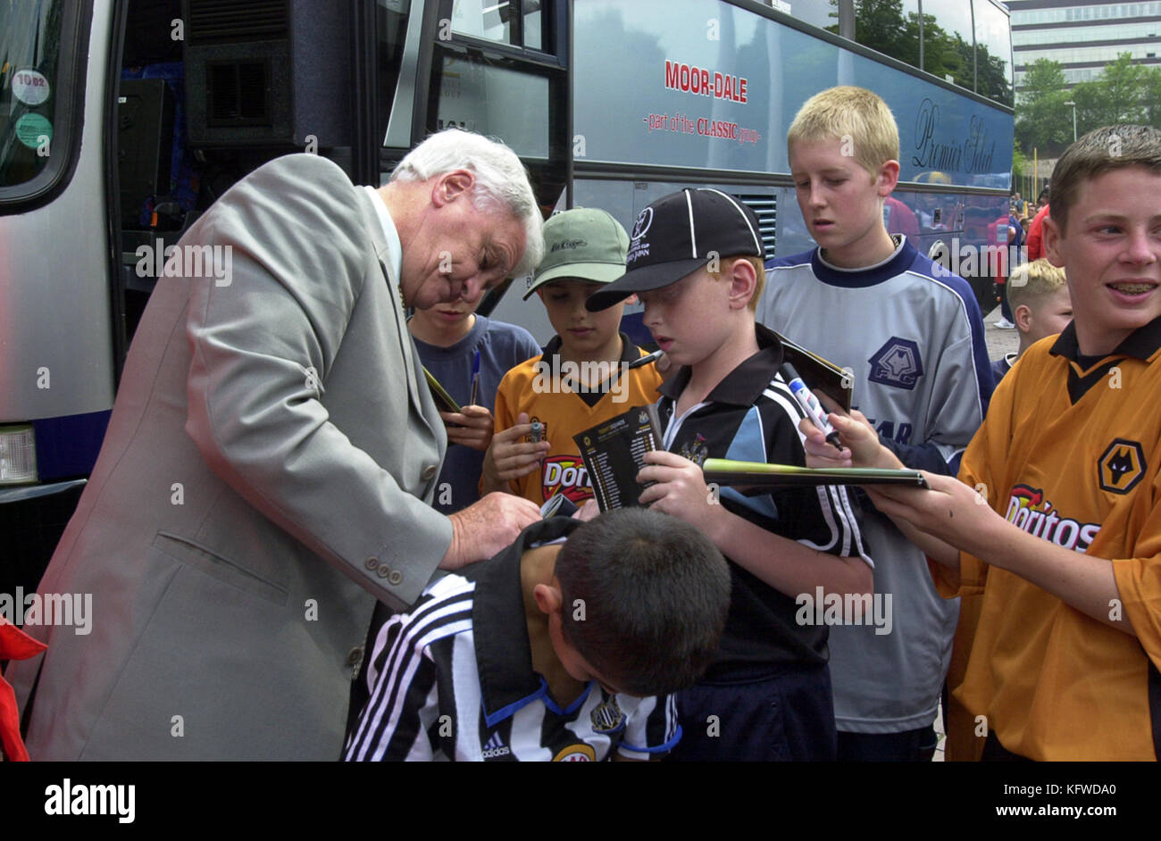 Football Manager Sir Bobby Robson firma autografi Wolverhampton Wanderers v Newcastle United 3/8/02 Foto Stock