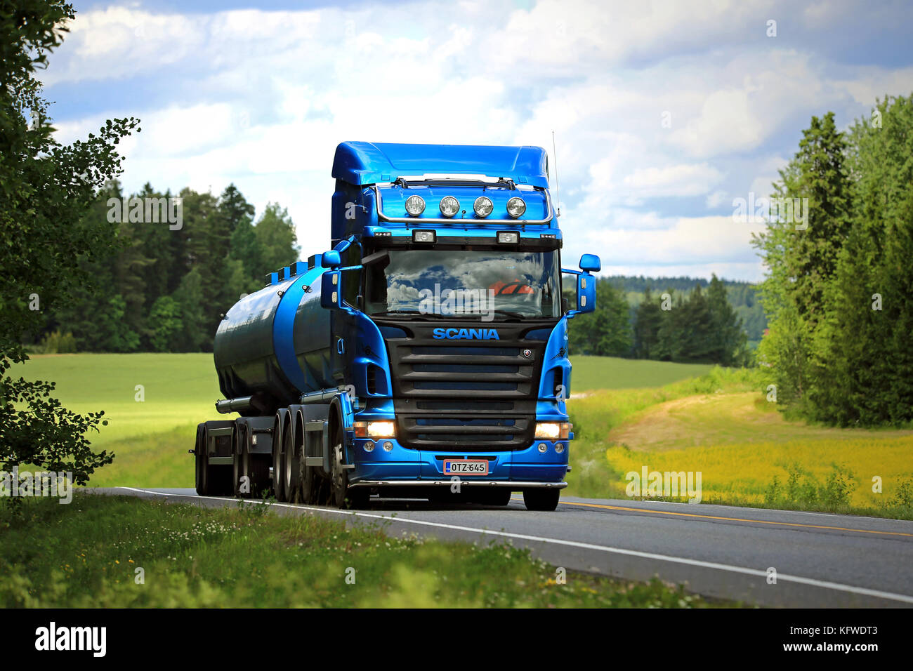 Salo, Finlandia - luglio 5, 2015: blu scania r500 carrello serbatoio sulla strada nel sud della Finlandia. scania rapporti un 7 percento di aumento di vendite nette nel gennaio-giugno Foto Stock